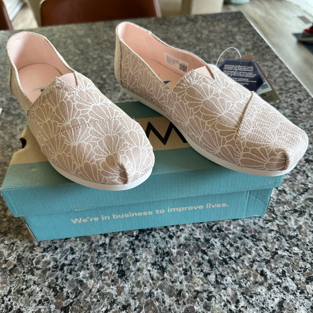 Tom’s Peony foils seashell print